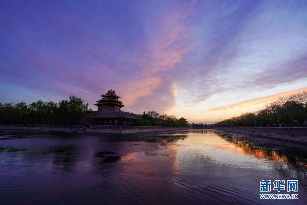 夕陽に照らされて輝く故宮角楼　北京