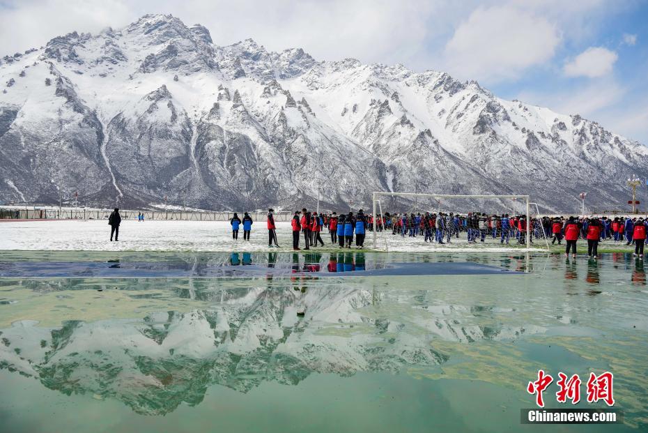 雪山の麓の絶景広がる学校のグラウンド　チベット