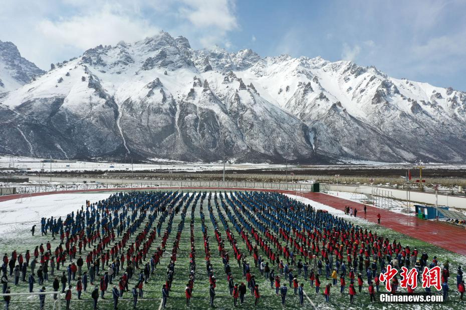 雪山の麓の絶景広がる学校のグラウンド　チベット