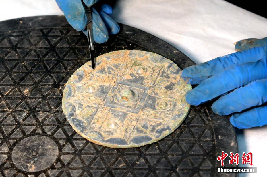陝西省の墓地から漢代青銅鏡約80枚が出土