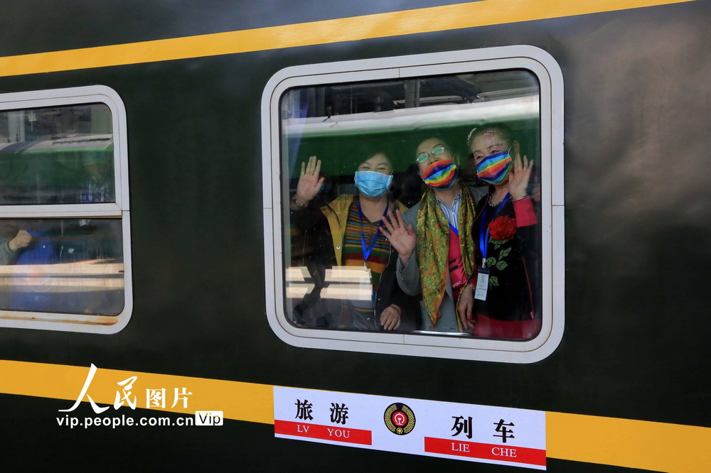 新疆鉄道が今年初の新疆発の観光列車を運行