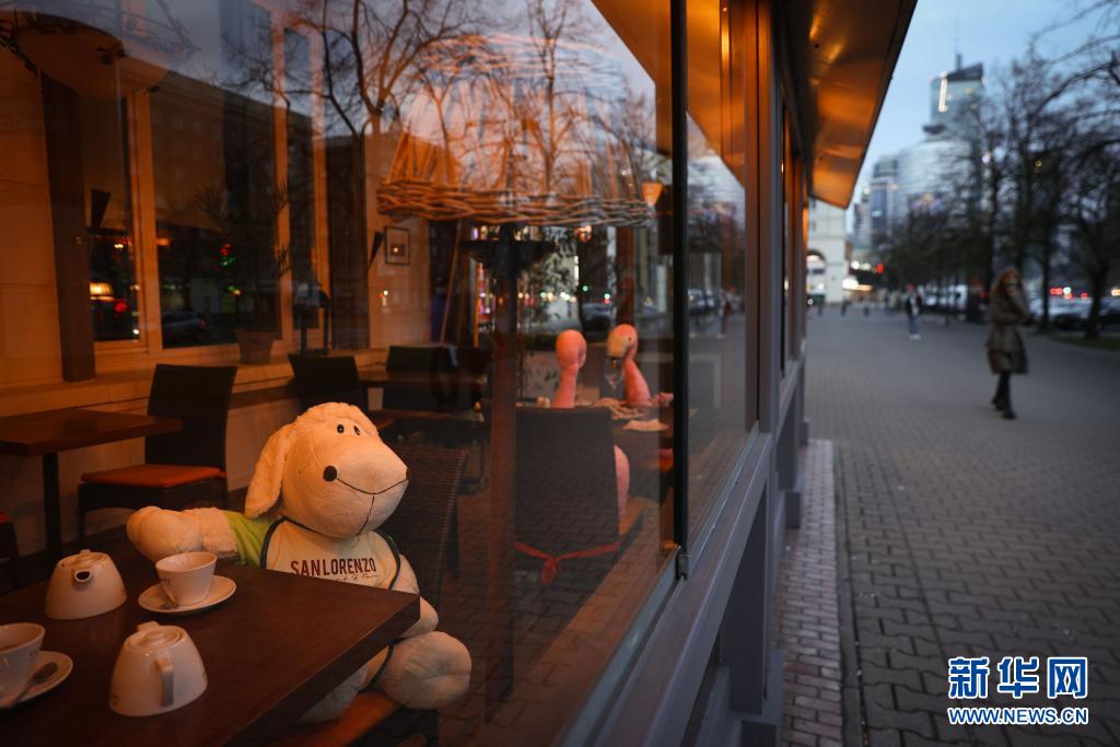 厳格な感染対策下のレストランが「人形の家」に　ポーランド