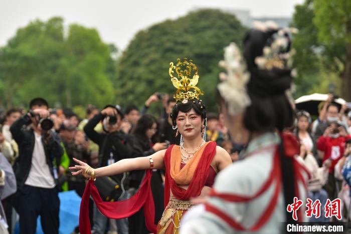服で見る千年の歴史「中国風ファッションパレード」開催　広西