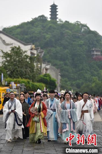 服で見る千年の歴史「中国風ファッションパレード」開催　広西
