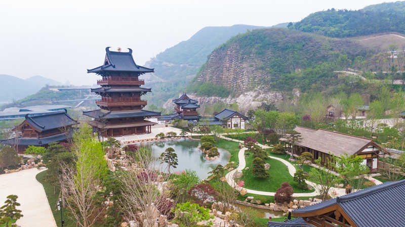 美しい伝統的な庭園に生まれ変わったかつての鉱坑　江蘇省南京市