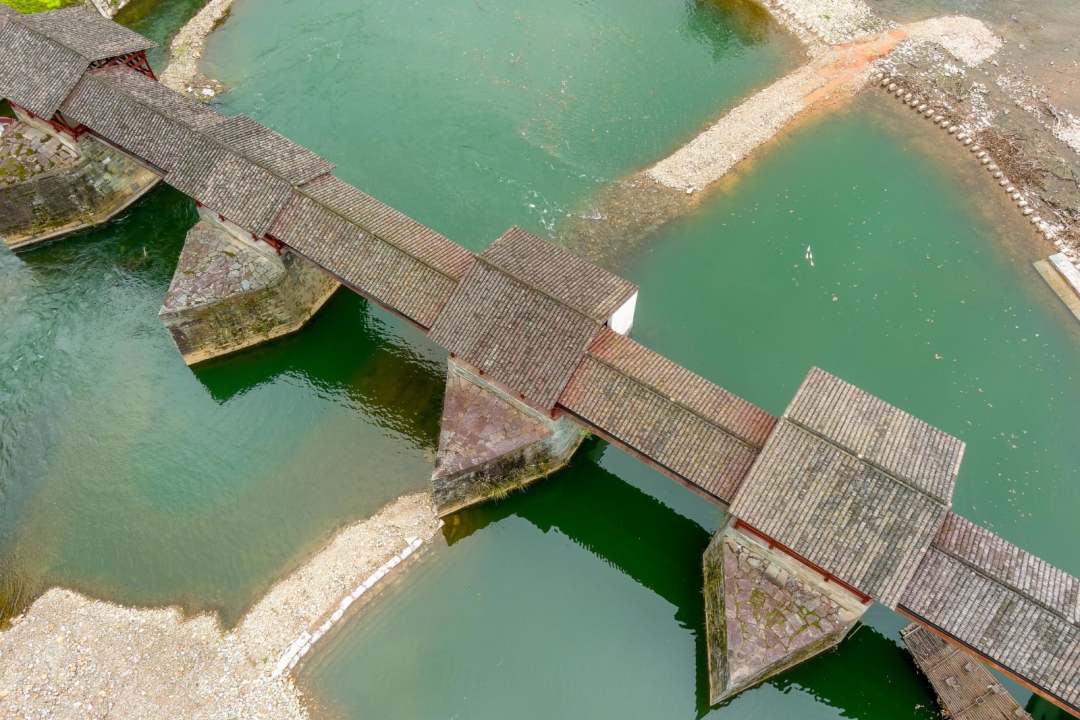 江西　800年の歴史ある彩虹橋の修復が完了