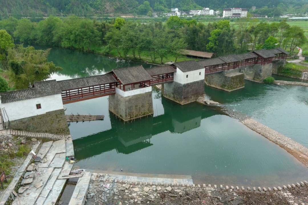 江西　800年の歴史ある彩虹橋の修復が完了