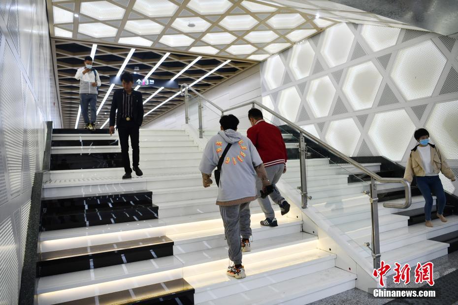 成都地下鉄3号線磨子橋駅の「四川音楽学院」出口に設けられた「鍵盤の階段」（撮影・張浪）。