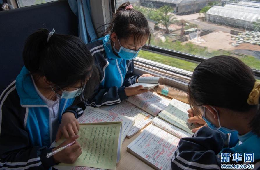 大涼山の「鈍行列車」に乗って通学する子供たち