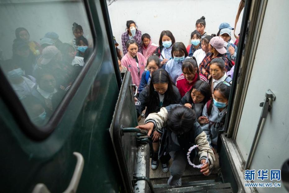 大涼山の「鈍行列車」に乗って通学する子供たち