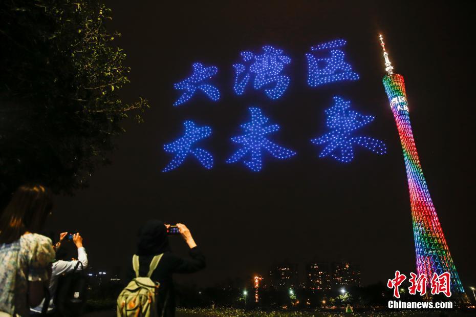 広州の夜空に美しい絵や文字を描くドローン・ライトショー　広東省