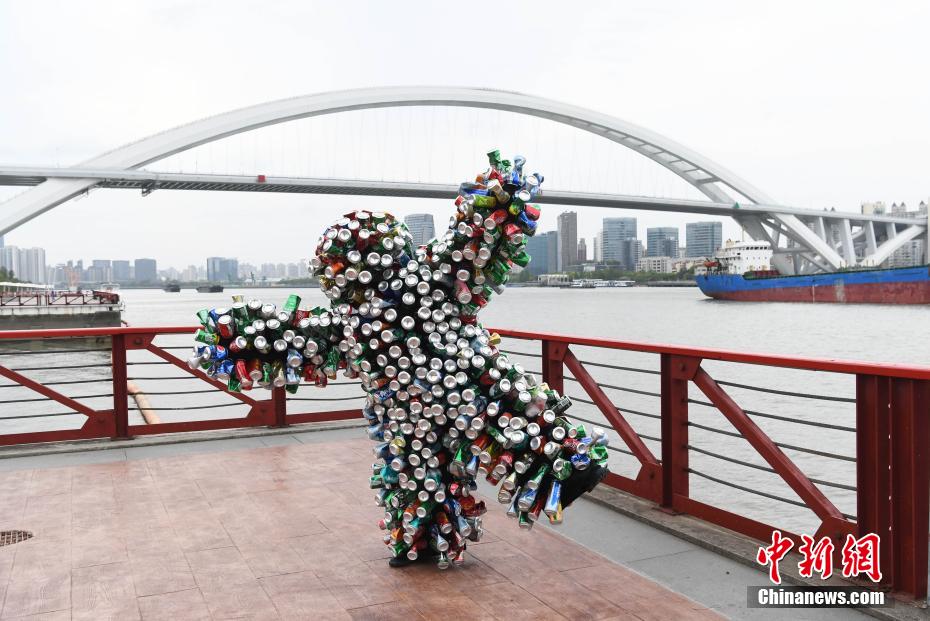 上海黄浦江畔で地球保護を呼びかけるアートパフォーマンス