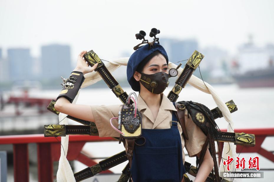 上海黄浦江畔で地球保護を呼びかけるアートパフォーマンス