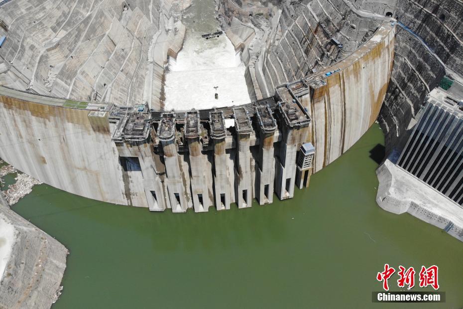 4月22日、上空から撮影した白鶴灘水力発電所（撮影・張浪）。