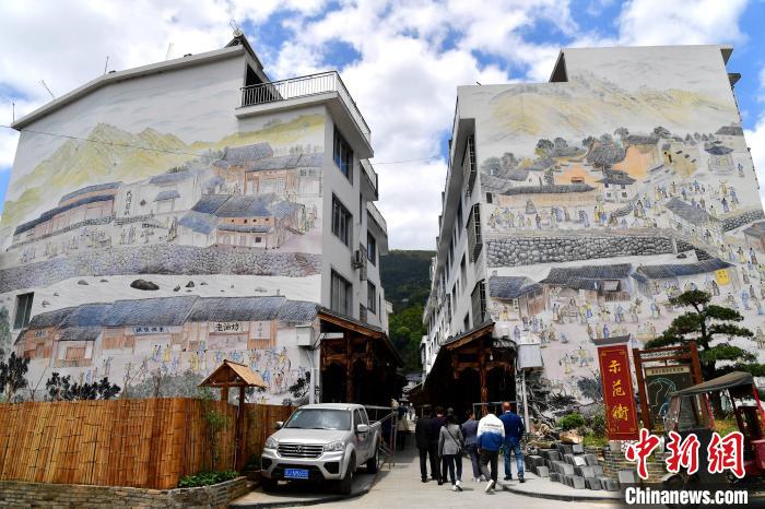 高さ約9メートル、面積約580平方メートルの壁画「富渓清明上河図」には、古鎮の賑やかな様子を再現（撮影・張斌）。