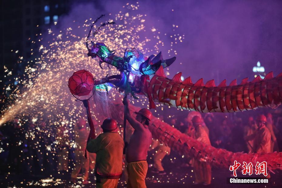 「舞竜嘘花」でミャオ族の姉妹節を楽しむ市民　貴州省台江