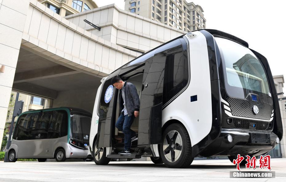 4月26日、雄安新区智絵未来科学技術園で、自動運転バスの運行テストを行う雄安デジタル交通実験室の職員（撮影・韓氷）。