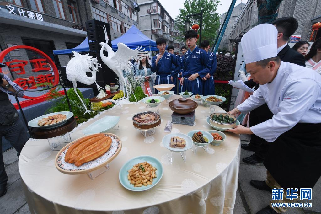 4月24日、発表セレモニー会場で披露された「窑山宴」の特色ある地方料理（撮影・徐昱）。