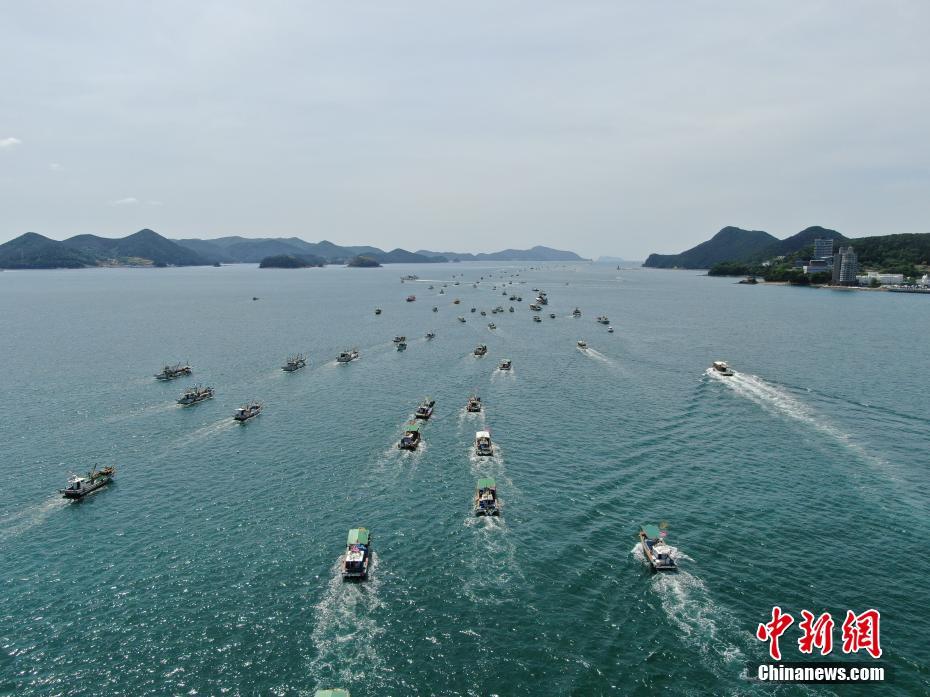 韓国漁船350隻が海上で日本の原発汚染水海洋放出に抗議