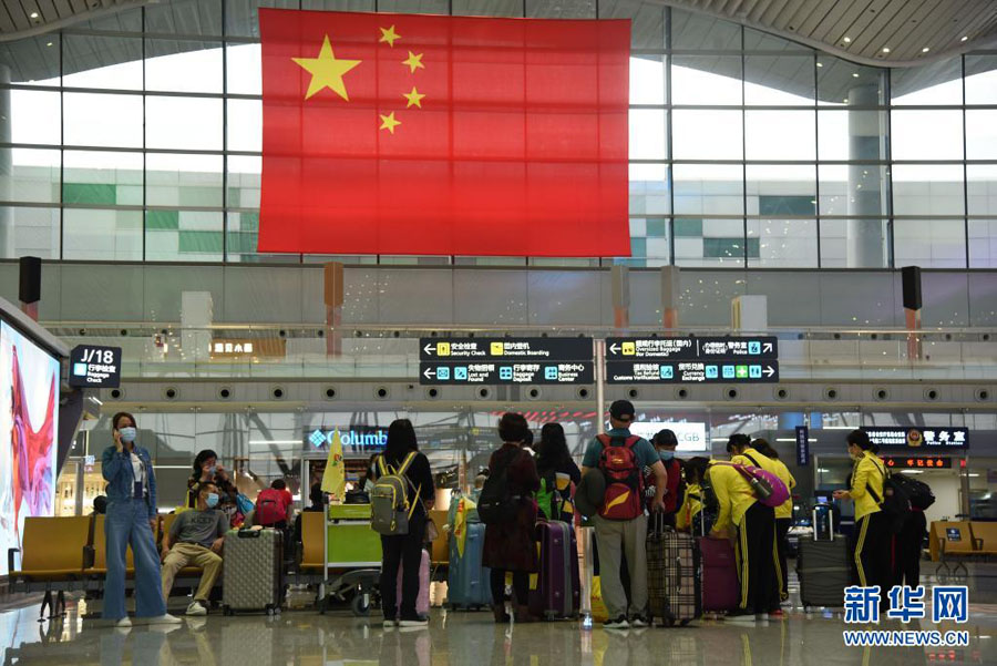 白雲国際空港ターミナルで搭乗手続きを待つ旅客（4月26日撮影・田建川）。