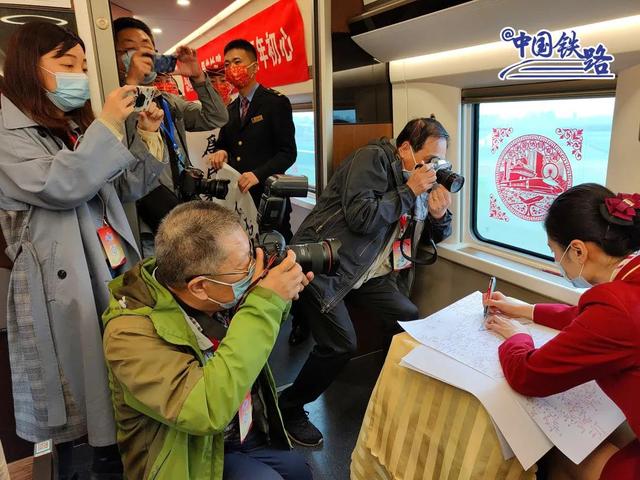 中国全土の鉄道路線から駅名まで全部暗記している高速鉄道の女性乗務員