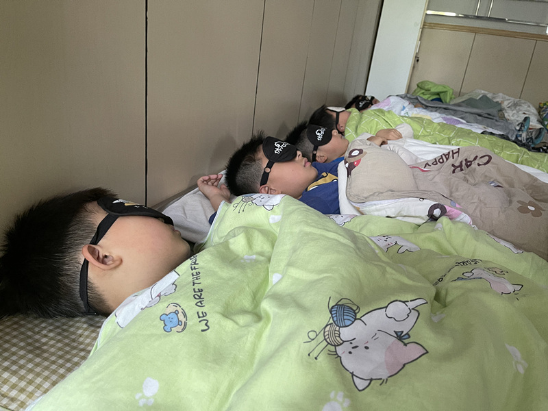 昼寝ルームでぐっすり眠る徳勝小学校の1年生の児童たち（撮影・王蕭蕭）。