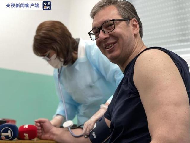 現地時間4月27日、中国・シノファーム製新型コロナウイルス不活化ワクチンの2回目の接種を受けたセルビアのブチッチ大統領。