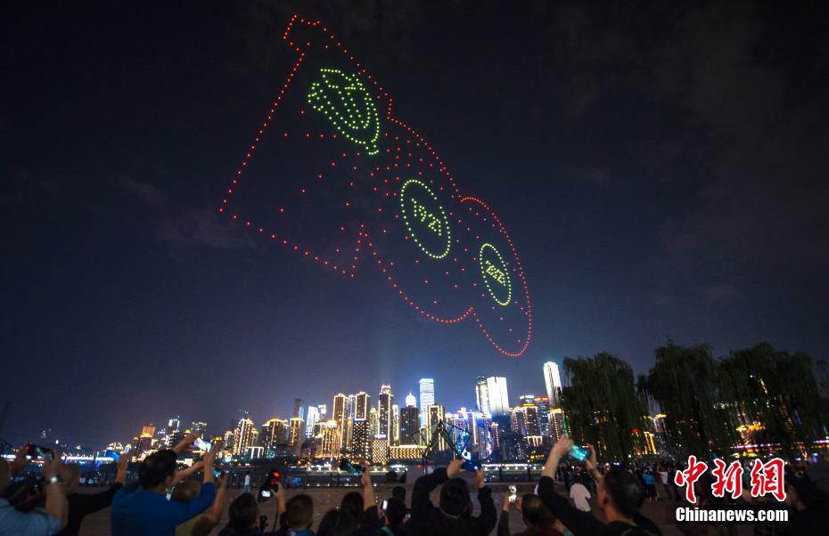 重慶の夜空を明るく照らすドローン・ショー　建党100周年を祝賀