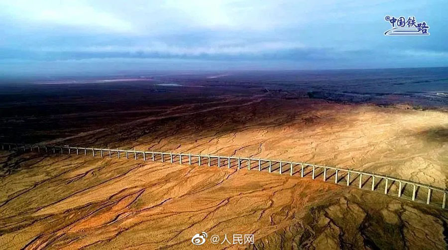 ヤルダン地形を走る高速列車を上空から撮影
