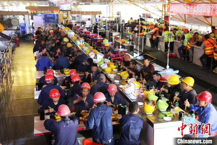 無料の火鍋でメーデー祝う景勝地の建設作業員100人　重慶