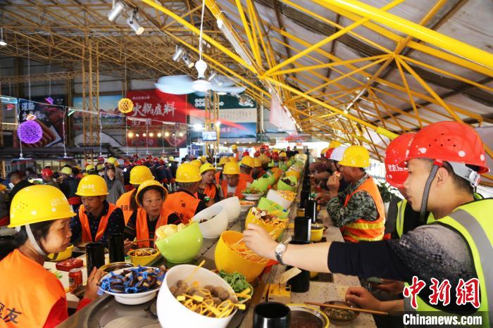 無料の火鍋でメーデー祝う景勝地の建設作業員100人　重慶