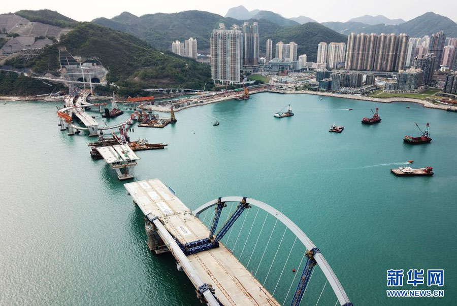 香港将軍澳大橋、東西アーチの設置工事進む