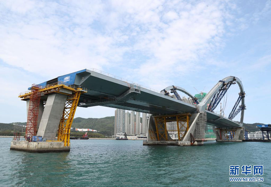 香港将軍澳大橋、東西アーチの設置工事進む