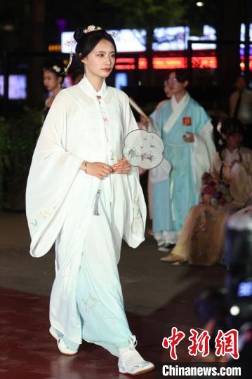 南京の若者による漢服コンテストが開催　江南の夜を彩る