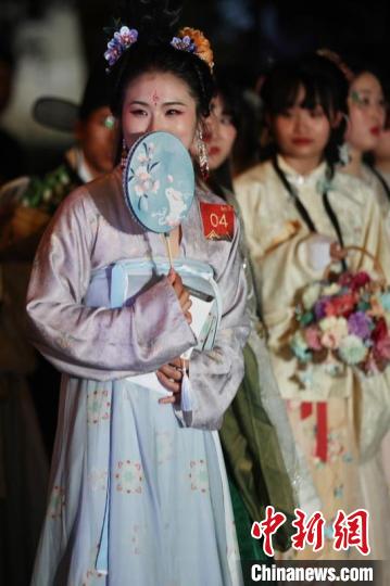 南京の若者による漢服コンテストが開催　江南の夜を彩る