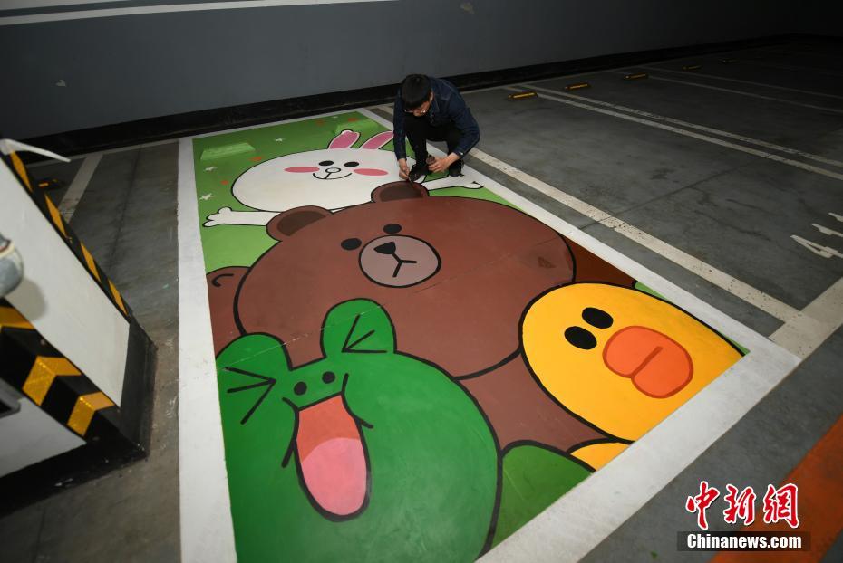 5月6日、吉林省長春市のある地下駐車場で、駐車スペースにカラフルなイラストを描くイラストレーター（撮影・張瑶）。
