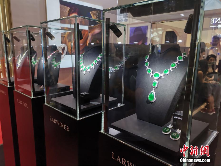 中国国際消費財博覧会で初公開されたTAIGAエメラルドのネックレス・イヤリングセット（撮影・駱雲飛）。