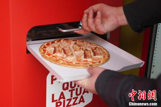 ローマの街にピザ自販機登場　イタリア