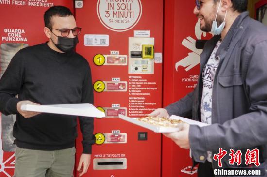 ローマの街にピザ自販機登場　イタリア