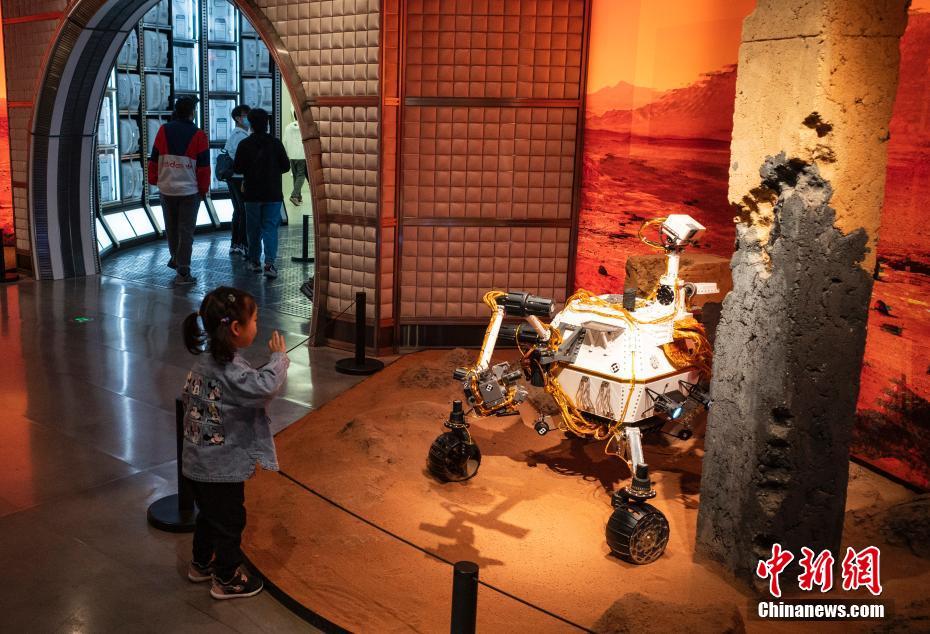 市民の注目集める火星テーマのディスプレイ　北京市
