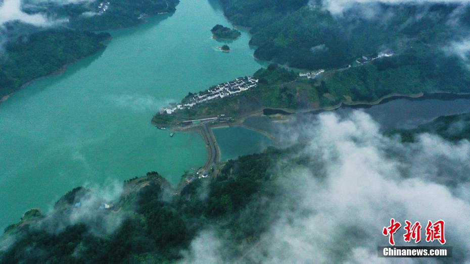 初夏の雨で仙境のような景色広がる重慶市鳥江画廊