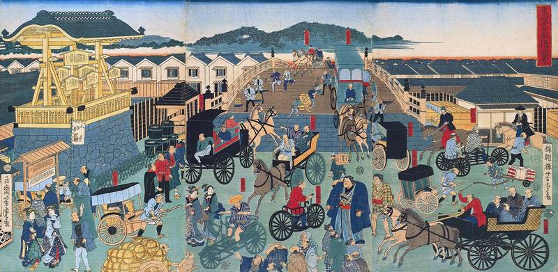 歌川芳虎の明治初期の作品「東京日本橋風景」には、日本橋を行き交う自転車や馬車、人力車などが描かれている。左の方御布令を出す高札場には幕府の布令などが掲示されており、その横には防火用水の入った桶が置かれている。右側には、西洋風の馬車も走っている。その詳細をじっくりみると、この時代には西洋文化が少しずつ溶け込んでいることを垣間見ることでき、江戸城の風習の変化を知ることができる貴重な浮世絵だ。