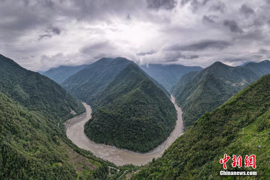 蛇行する流れが山の間を突き抜けるチベット・ヤルツァンポ川（撮影・江飛波）。