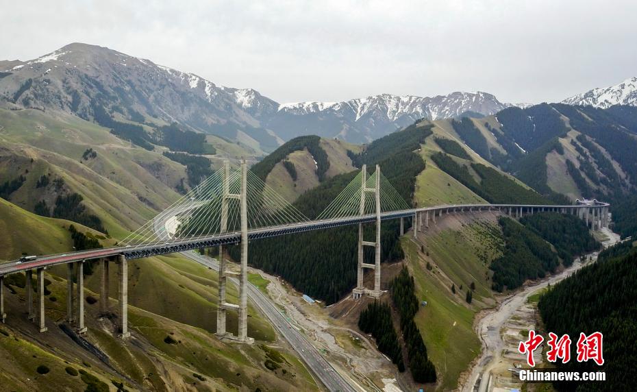 新疆イリ目指し、ジェットコースターのような高速道路を楽しむ！