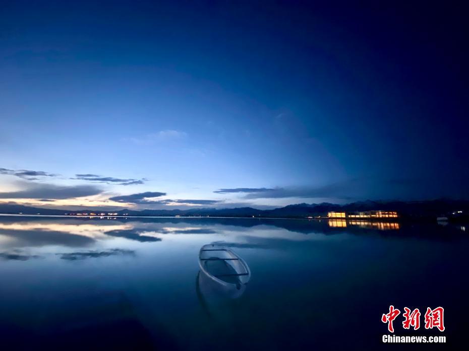 初夏の夕焼けに染まる「天空の鏡」　青海省
