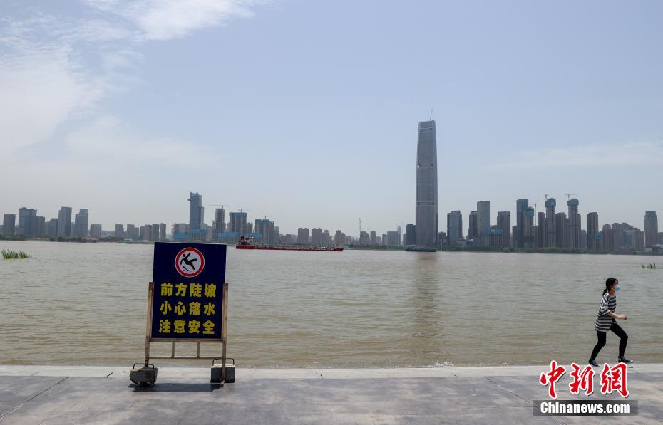 警戒レベルに近づく長江武漢区間の水位　湖北省