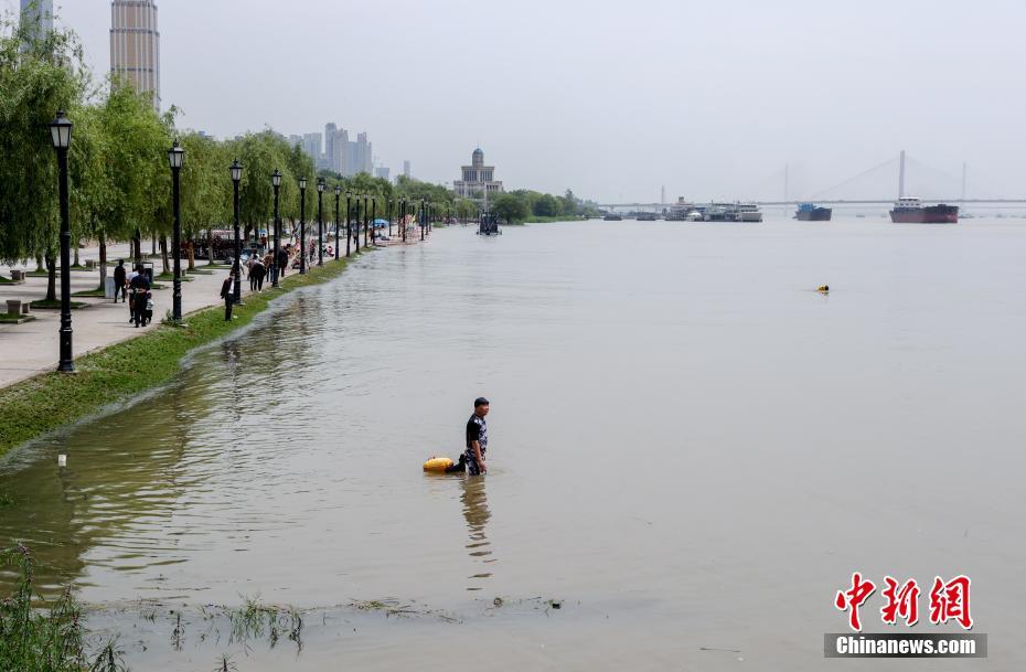 警戒レベルに近づく長江武漢区間の水位　湖北省