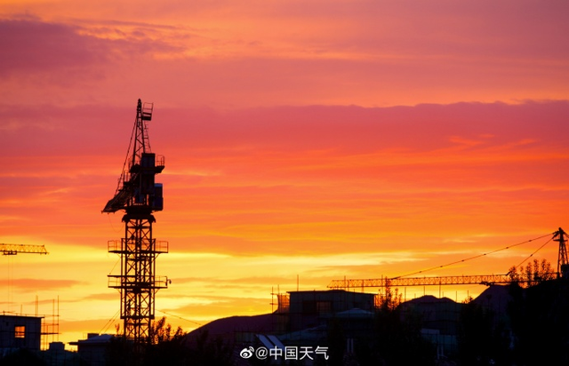 北京の空に色鮮やかな美しい朝焼け広がる
