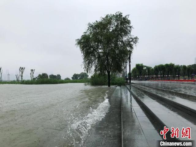 持続的に水位上昇し、漢口江灘低層親水プラットフォームに達した長江の水（撮影・張芹）。