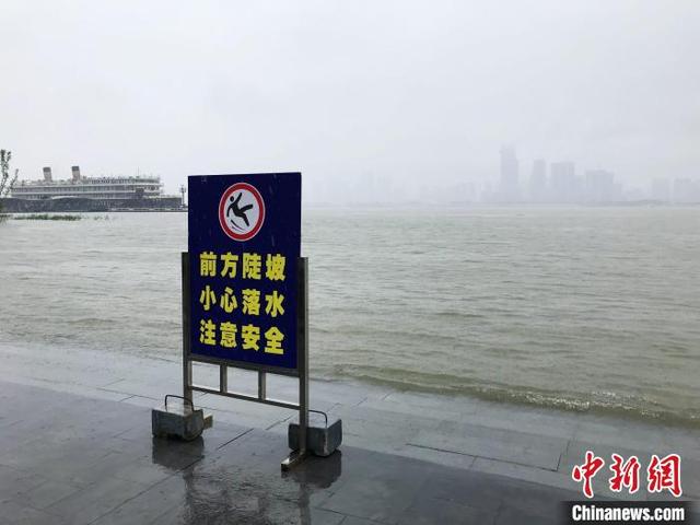 長江武漢関ステーションの水位が警戒レベル上回る
